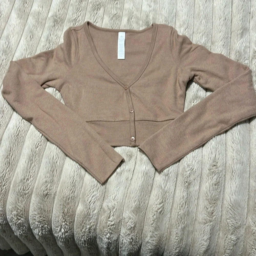 ALO Yoga Camel Button-Up Crop Top - Picture 4 of 4